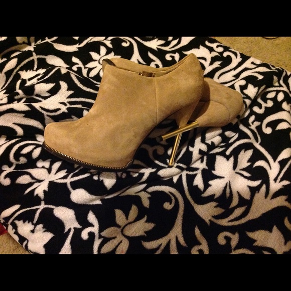 Shoe - Picture 1 of 5